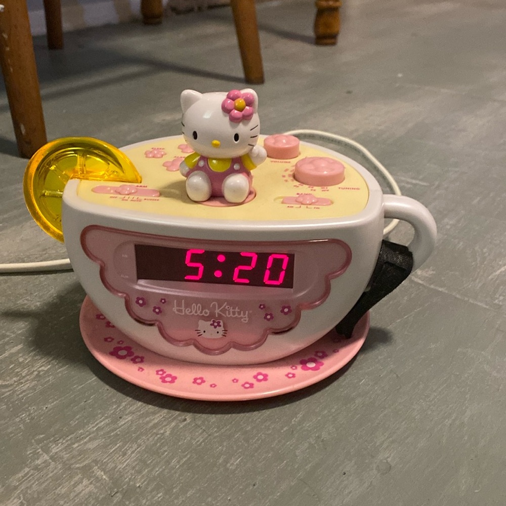 Vintage 2002 hello kitty tea cup alarm clock/radio